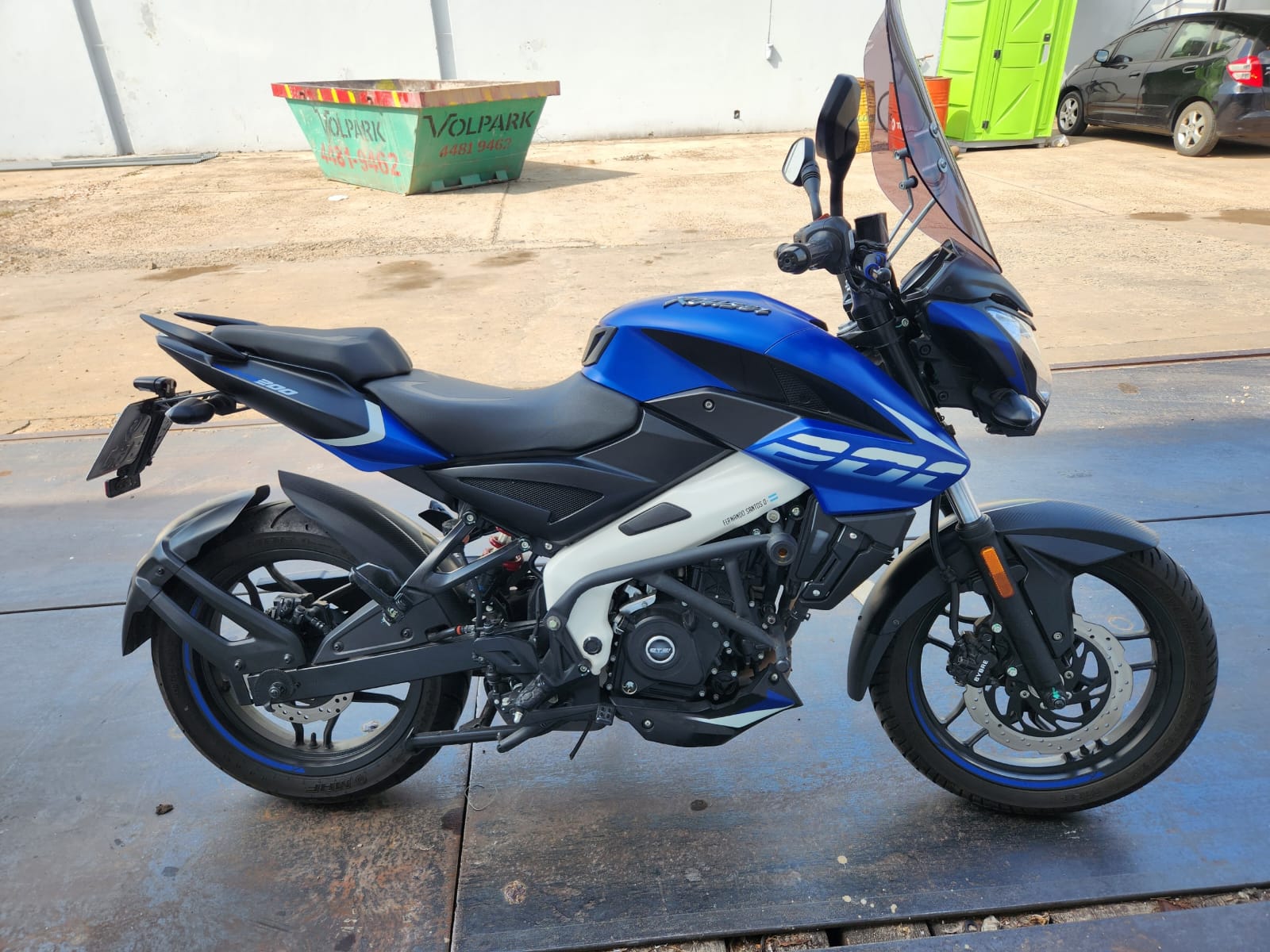 BAJAJ ROUSER NS200 2023