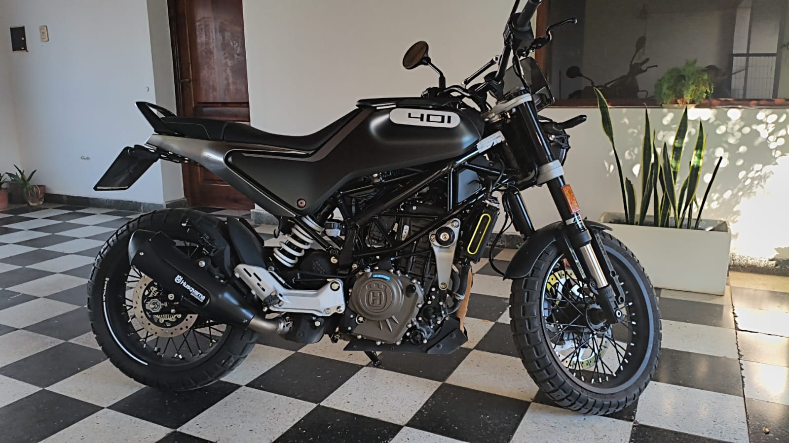 HUSQVARNA SVARTPILEN 401, AÑO 2021. IMPECABLE CONDICION