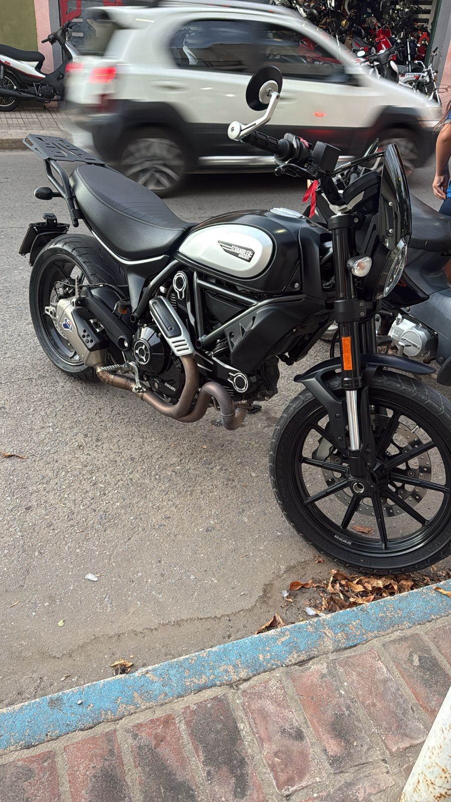 Ducati scrambler icon dark 800cc año 2023