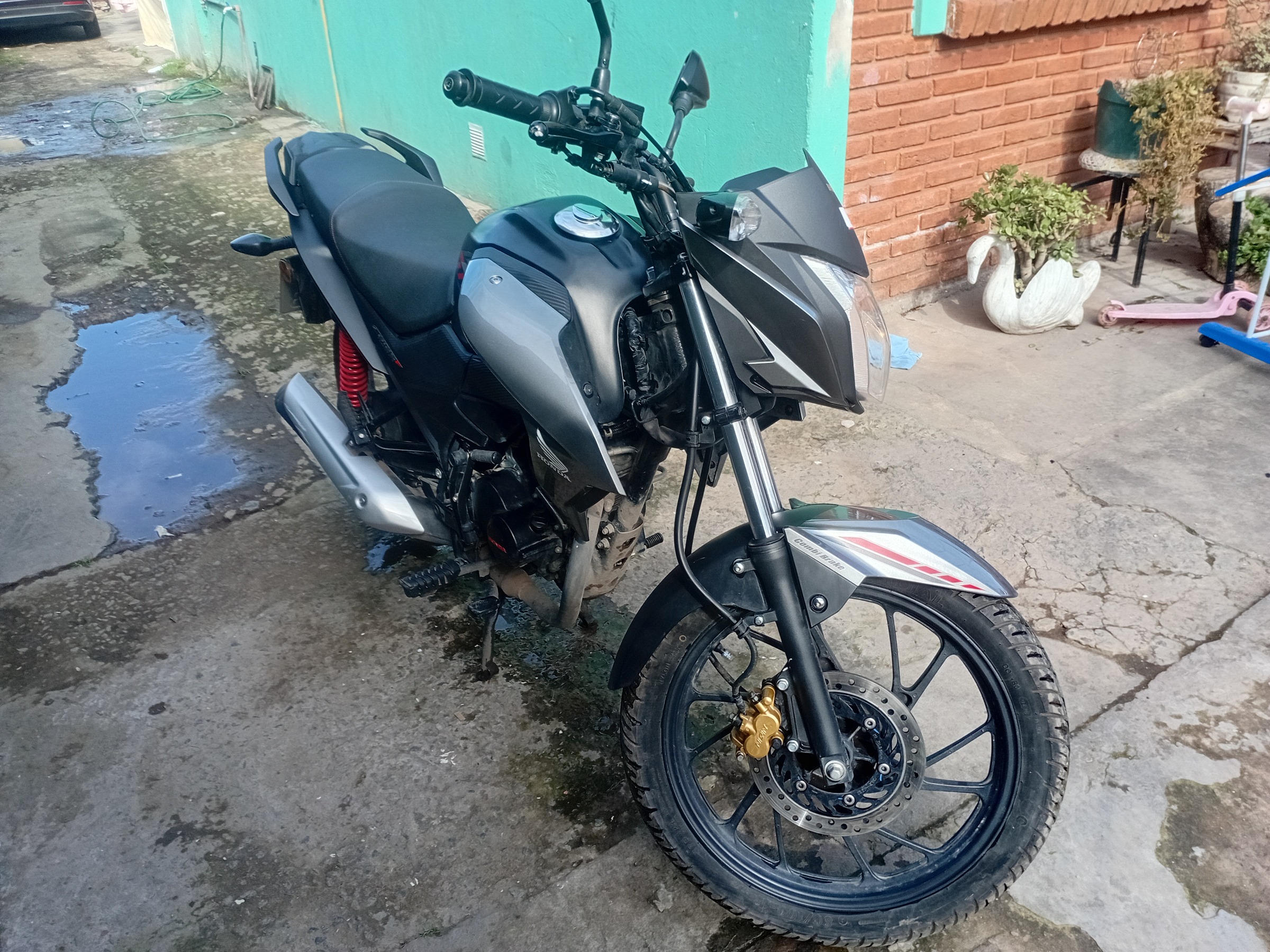 Honda Cb125f twister DLX 2025